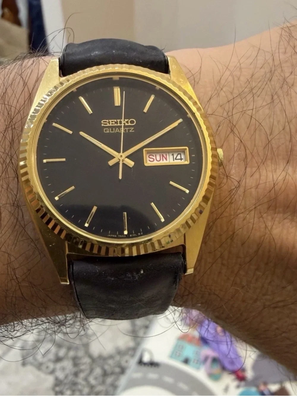 Vintage Seiko 7N43-8A10 Mens Gold Tone Fluted Bezel Black Dial Quartz Watch Day
